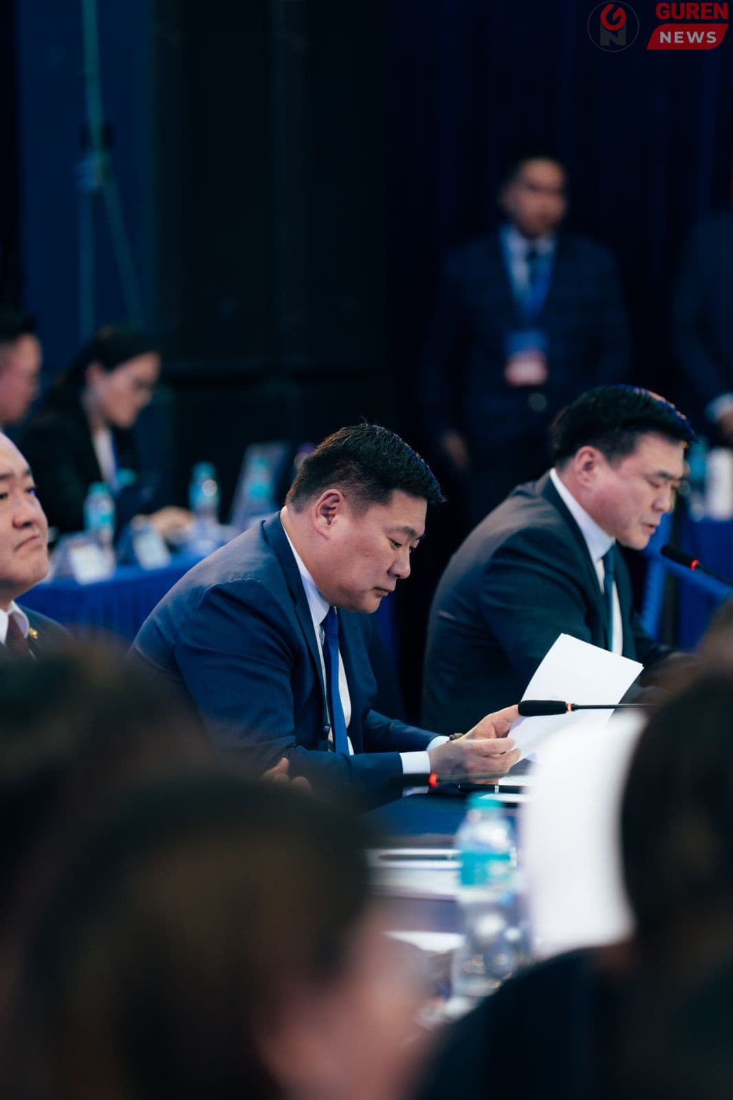 Ерөнхий сайд Л.Оюун-Эрдэнийг огцруулах өргөдөлд 40 мянган иргэн гарын үсгээ зуржээ