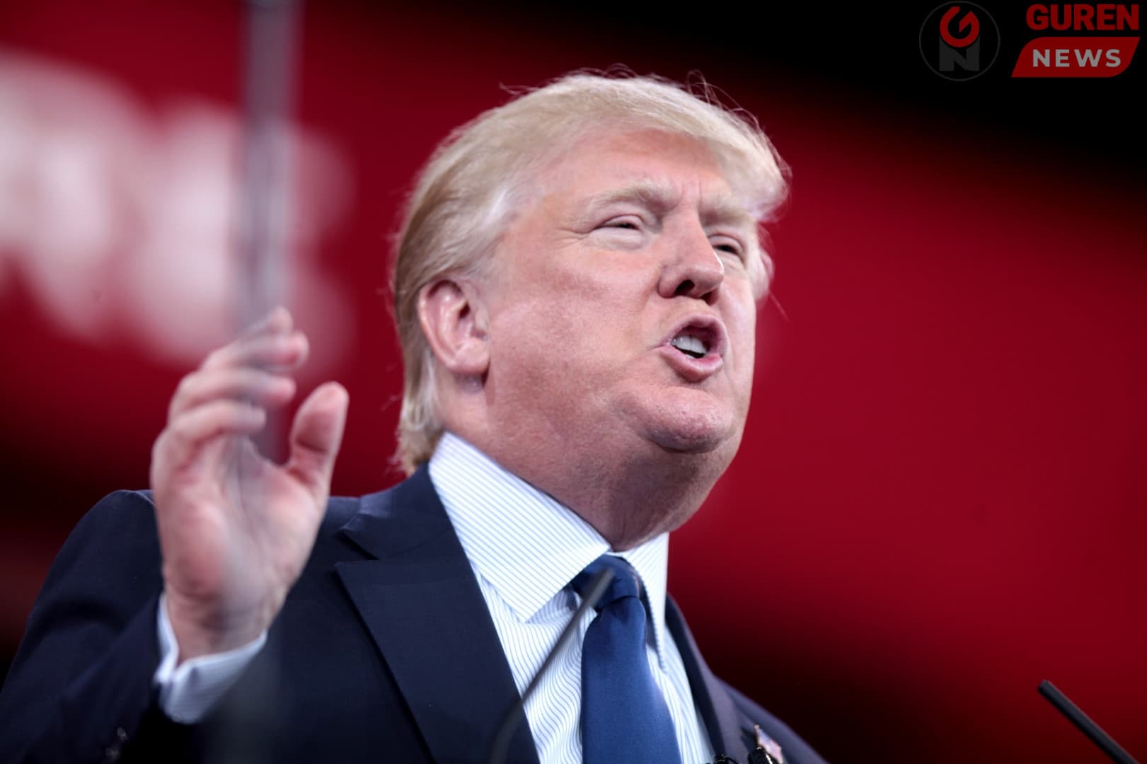 Трамп “Apple” компанид “iPhone” гар утсаа Америкт үйлдвэрлэх эсвэл 25 хувийн тариф төлөхийг шаарджээ