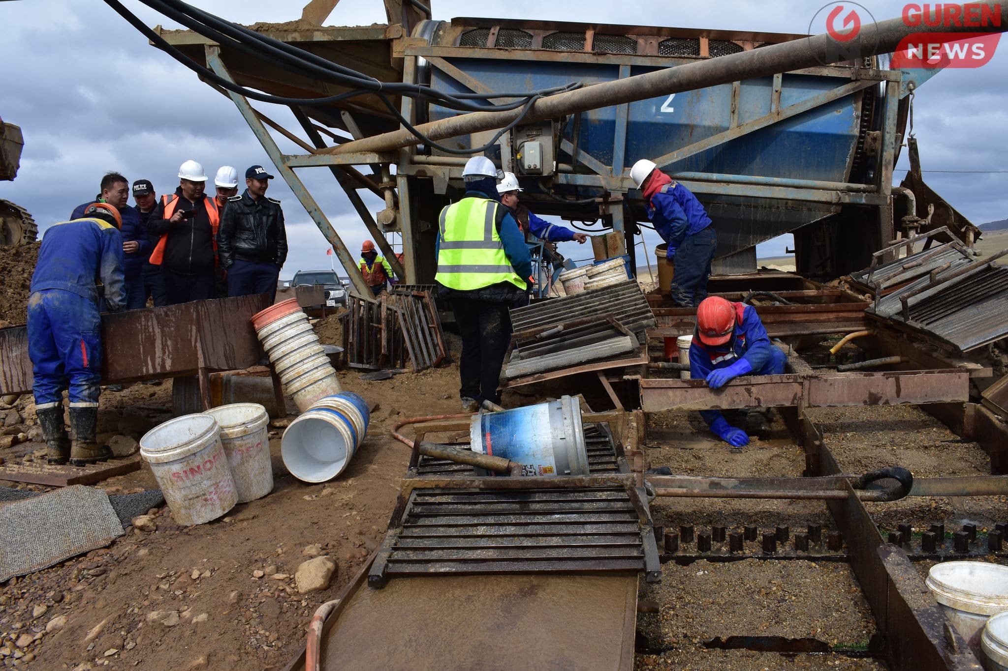 Өмнөд Африкт 289 уурхайчин газрын гүнд гацжээ