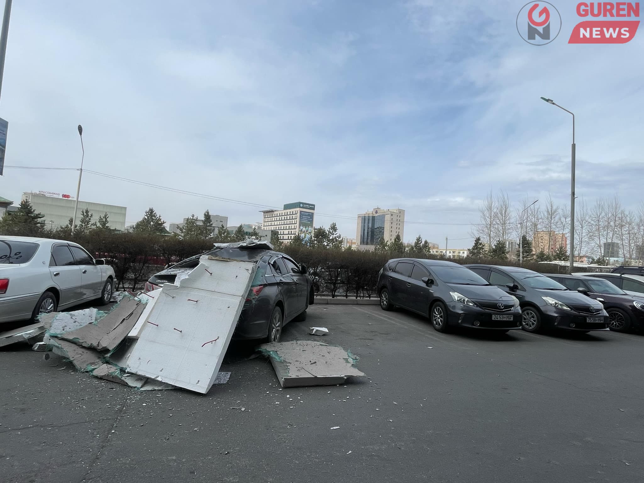 “Гэгээнтэн” цогцолборын хавтангууд автомашин дээр унажээ