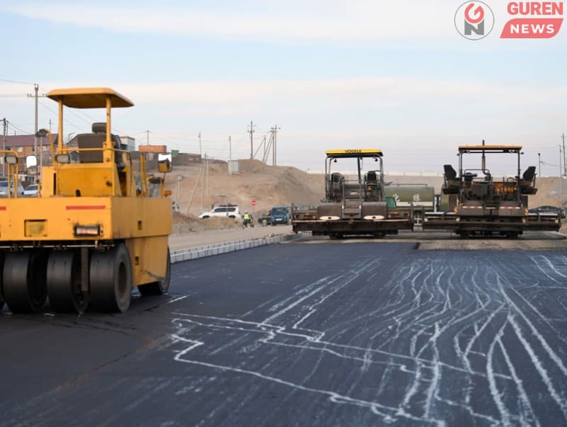 Толгойтыг Ард Аюушийн өргөн чөлөөтэй холбох авто замын эхний ээлжийн 2.4 км-ийг хучиж байна