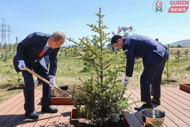 Монгол Улсын Ерөнхийлөгч У.Хүрэлсүх, НҮБ-ын найм дахь Ерөнхий нарийн бичгийн дарга Бан Ги Мүн нар дурсгалын мод тарилаа