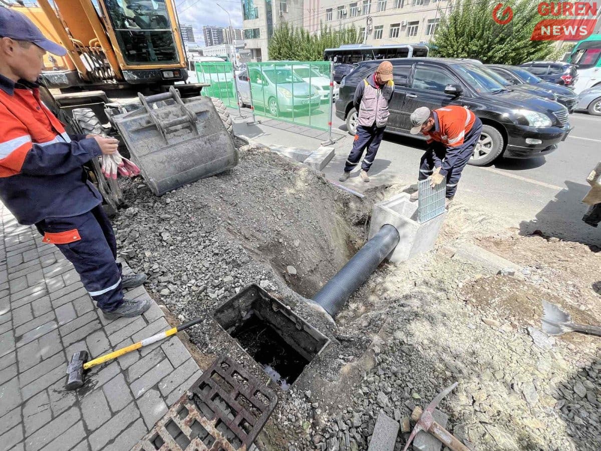 Автобусны буудлыг карман зогсоолгүй болгосон зам дагуух борооны ус зайлуулах зургаан шүүрт худгийг шилжүүлж байна