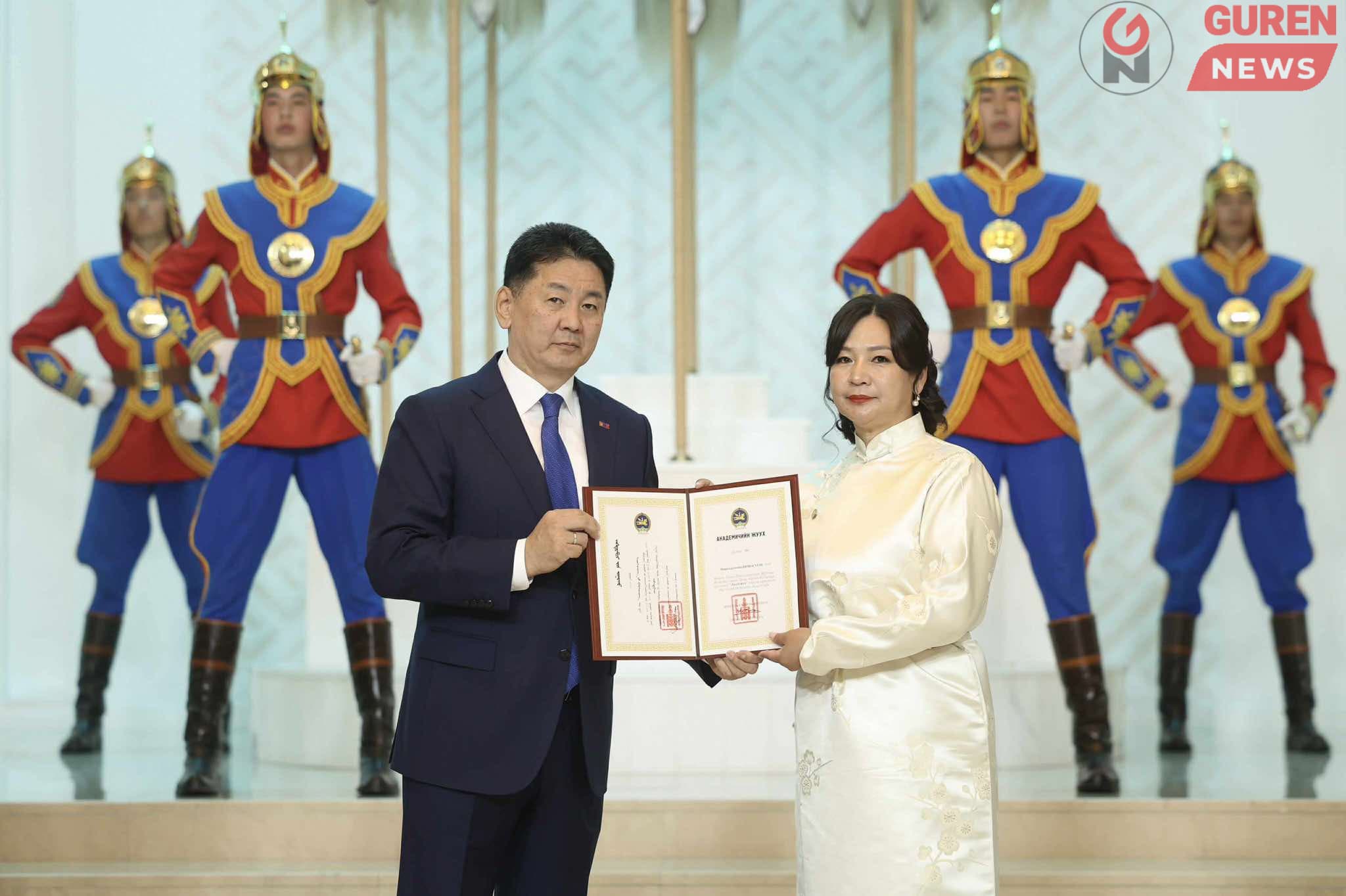 Академич хэргэм хүртээв