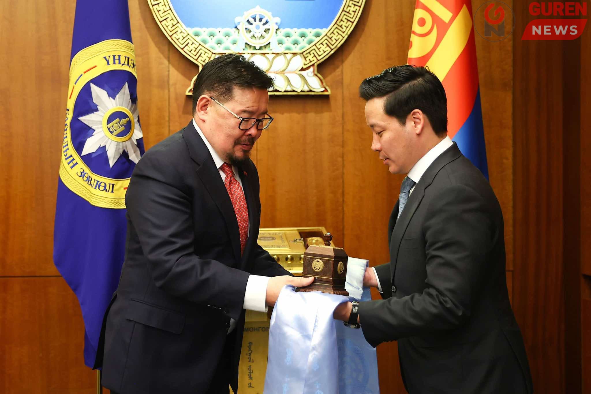 “Мөнxийн Реп” xамтлагийн гишүүн асан “Үйлсээ” Ерөнxийлөгчийн Тамгын газрын даргаар томилогдов