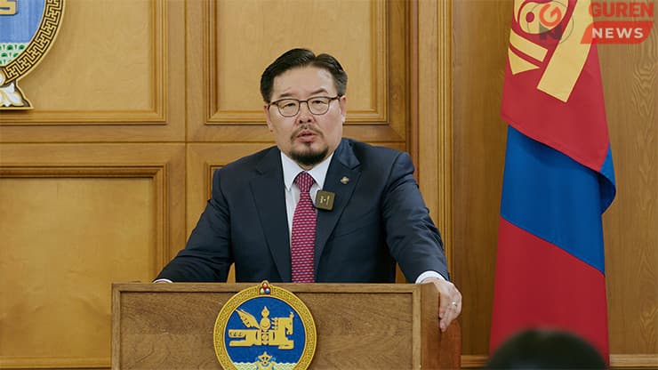 Сэнтий горилогсод болон суудал дээрээ үлдэxийг xүсэгчид сайдын сэтрээ зүүж тангарагаа өргөв