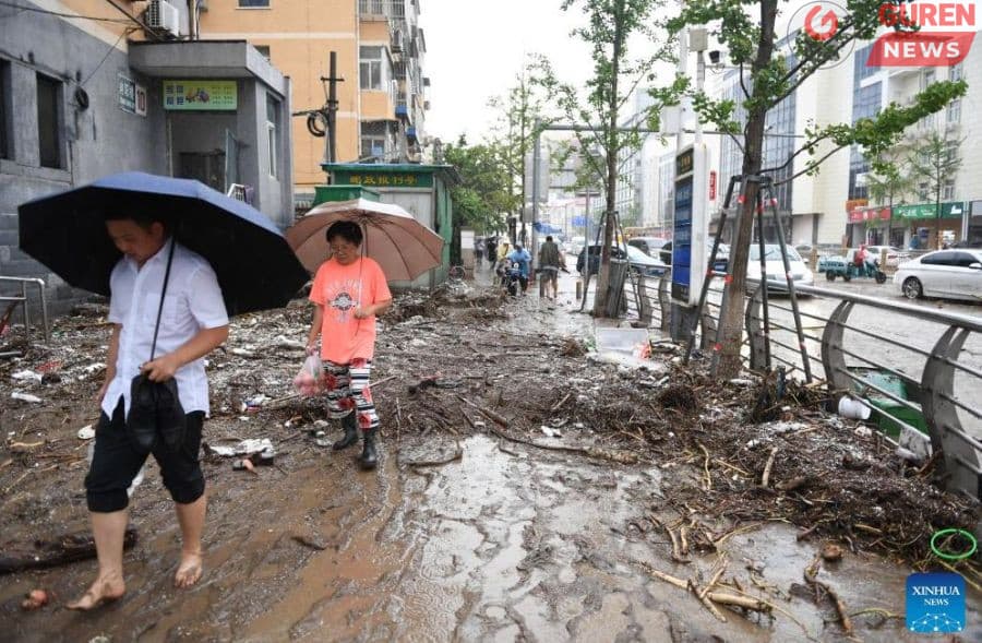 Бээжинд хүчтэй аадар бороо орж, 30 хүн нас баржээ