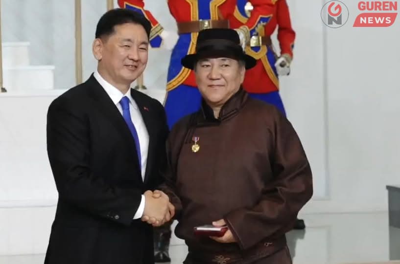 Ерөнхийлөгч Ухнаагийн Хүрэлсүх зарлиг буулган, нэр бүхий эрхмүүдэд төрийн дээд цол, одон, медаль хүртээж байна.