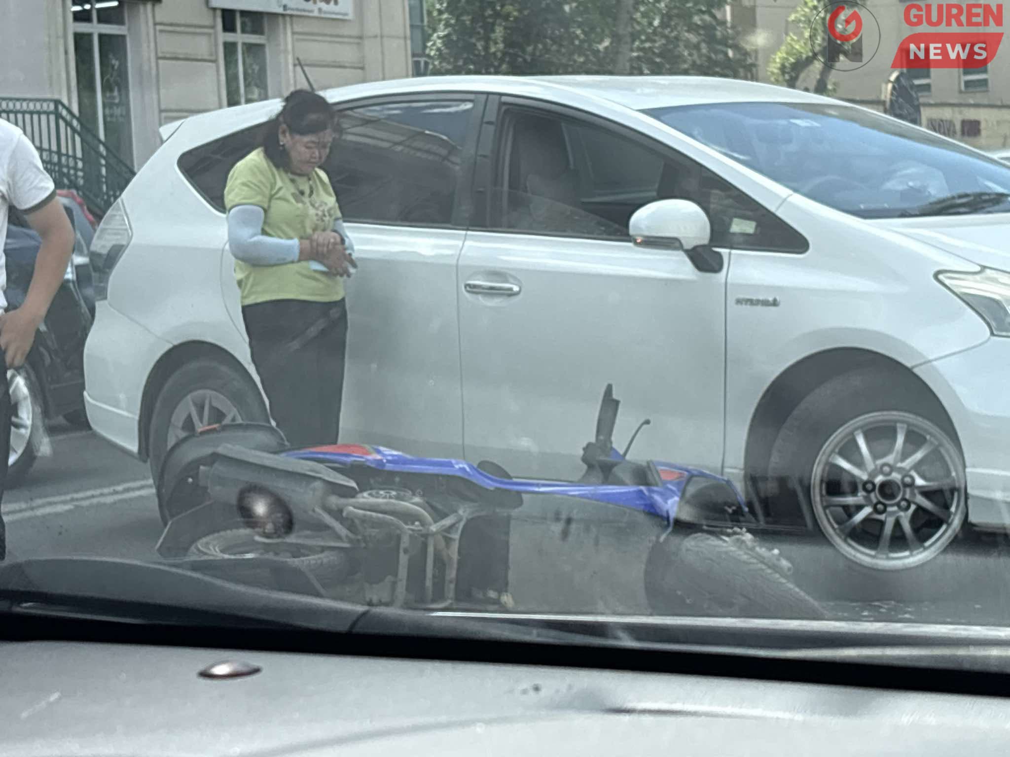 Сэрэмжлүүлэг: Мотоцикл автомашин мөргөлдсөн осол гарлаа