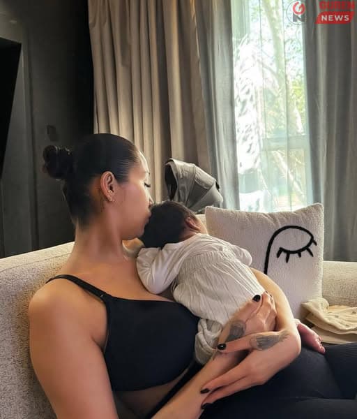 Загвар өмсөгч, топ модель С.Төгс саяхан нярайлж, хоёрдахь хүүхдээ өлгийдөн авчээ.