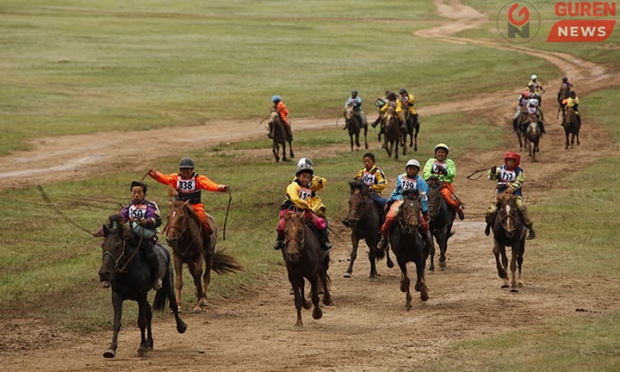 “Шунхлай”-н П.Батсайханы Гантигийн сартай хүрэн үрээ түрүү магнайд хурдалж, наадмын морин уралдааныг өнгөллөө.