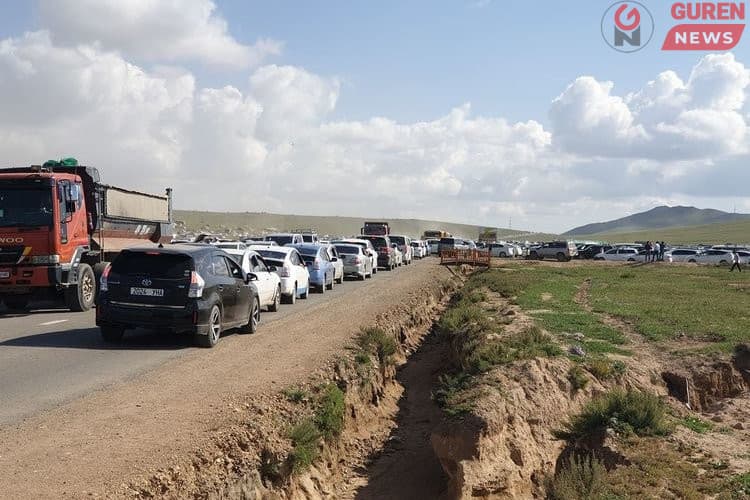 Хүй долоон худаг руу  дөрвөн эгнээгээр зорчино