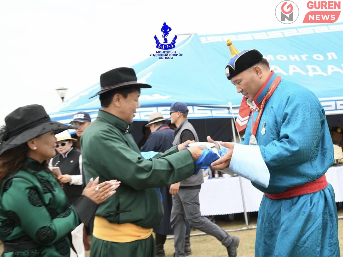 Шинэ гарди Н.Өсөхбаярыг эдэлбэр газар бүхий хаусаар мялаалаа