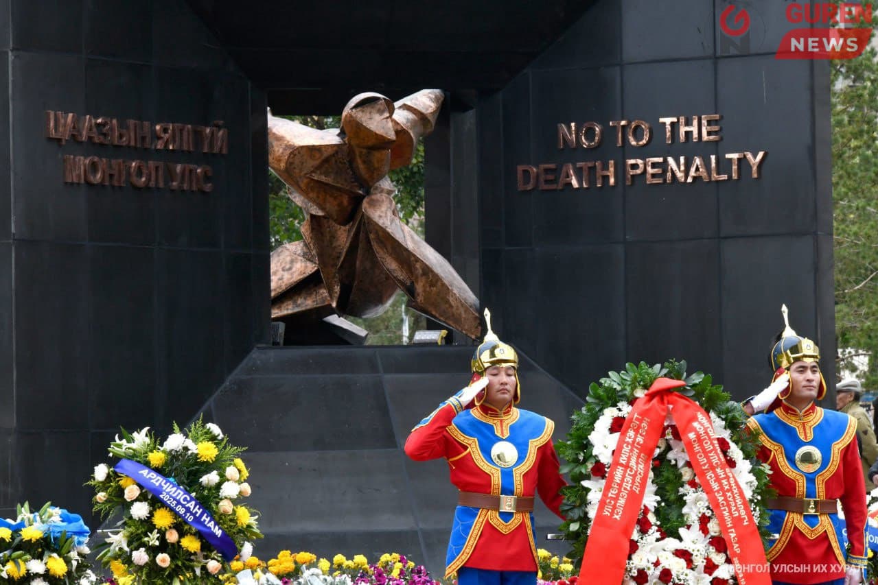 Хэлмэгдэгсдийн хөшөөнд цэцэг өргөж, хүндэтгэл үзүүллээ