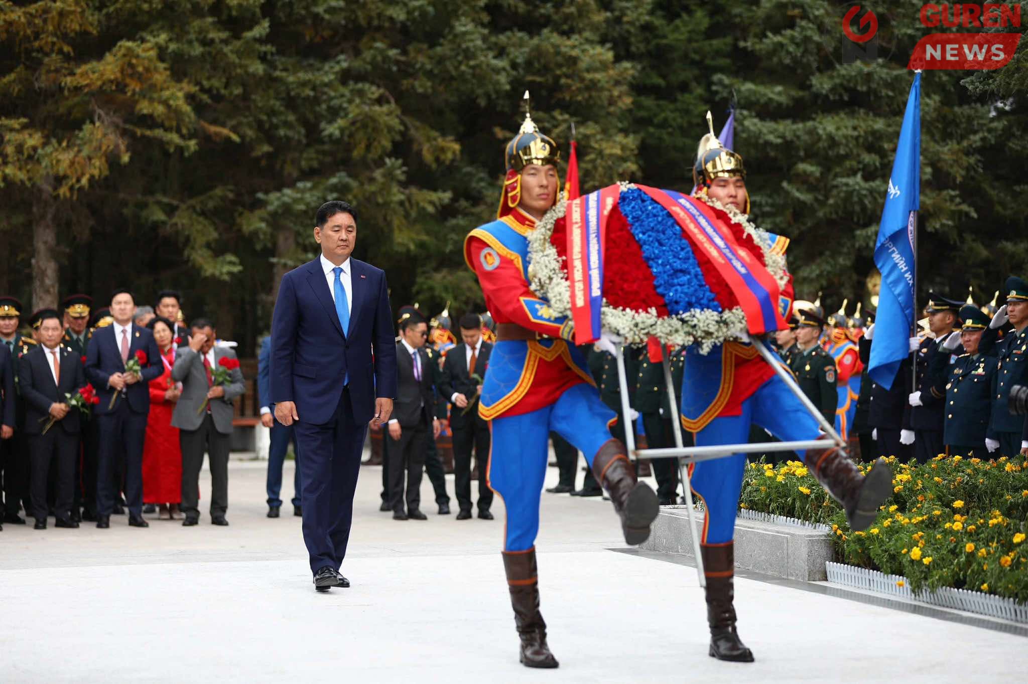 Монгол, Зөвлөлтийн амь үрэгдсэн дайчдад зориулсан дурсгалын хөшөөнд хүндэтгэл үзүүлж, цэцэг өргөлөө