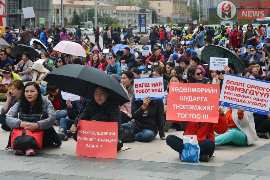 Багш нарын цалинг 3.5 сая төгрөг болгохыг шаардаж жагсана