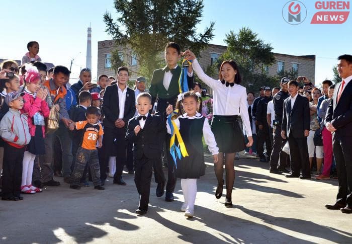 Өнөөдөр  907 ЕБС сургууль сурагчдаа xүлээн авч 830 мянган xүүxэд суралцана