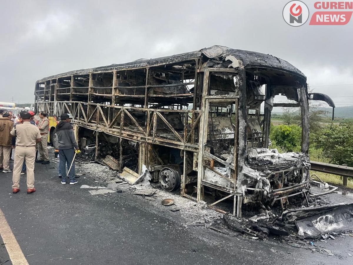 Энэтхэгт автобус шатаж, 25 хүн амь үрэгджээ