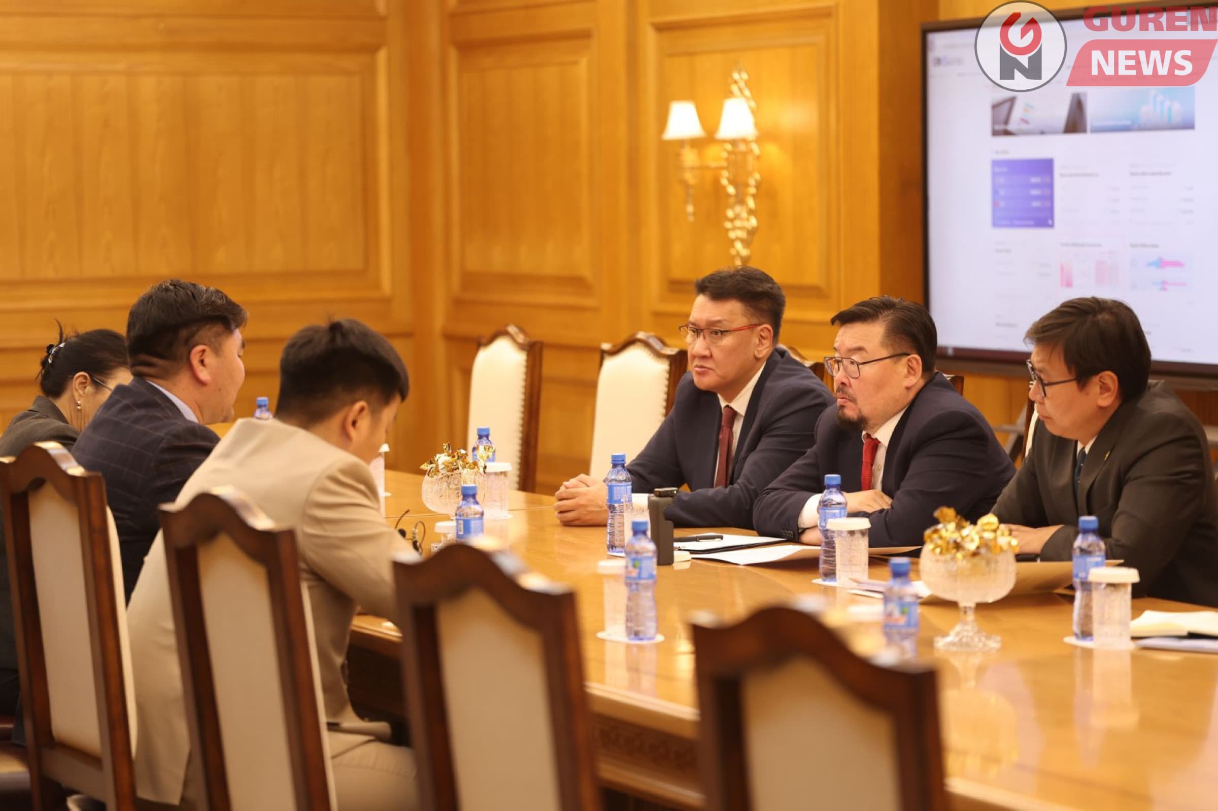 Г.Занданшатар суулт зарлаж буй багш нарын төлөөлөлтэй уулзлаа