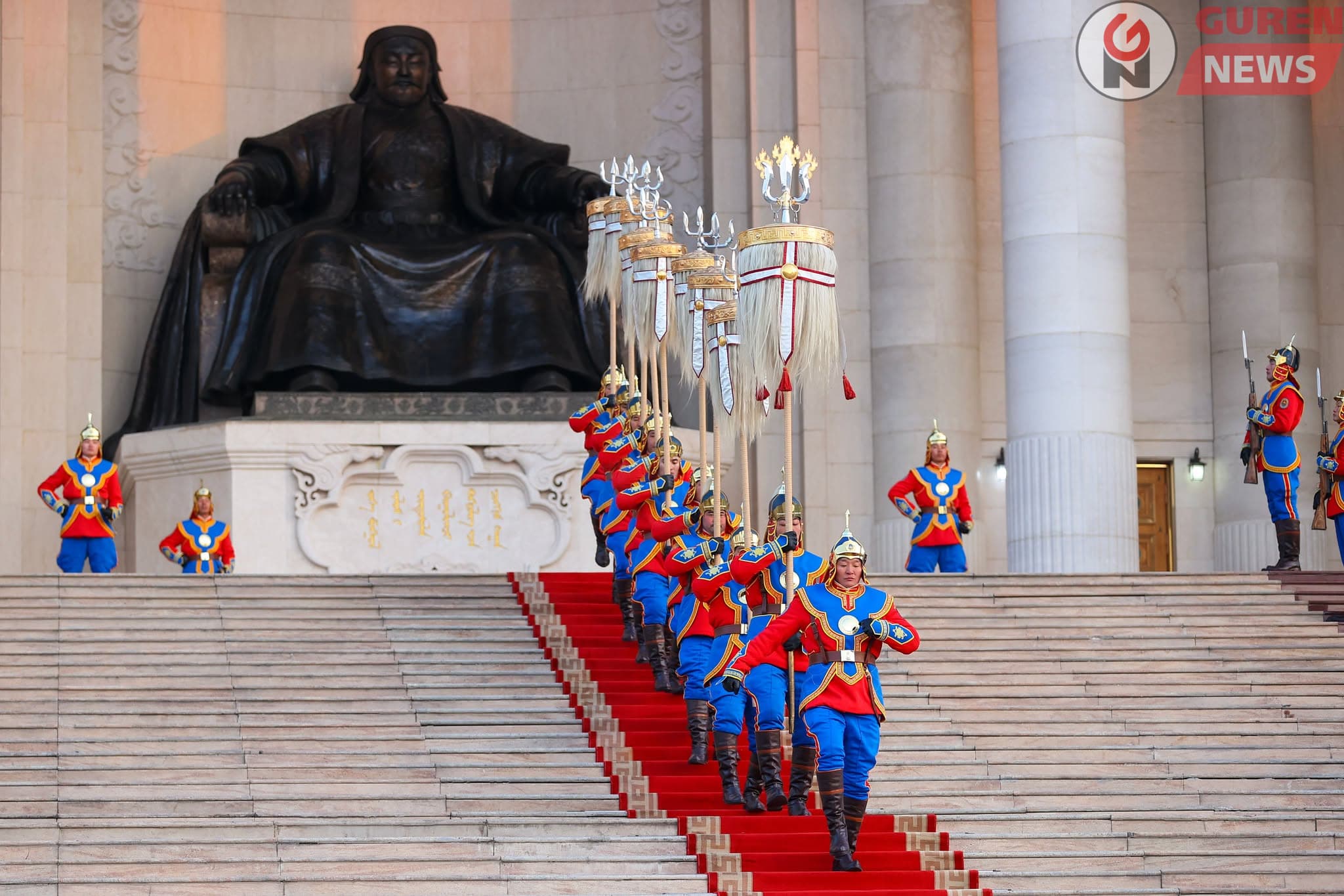 Төрийн далбааг мандуулж, Их цагаан тугийг цэнгүүллээ
