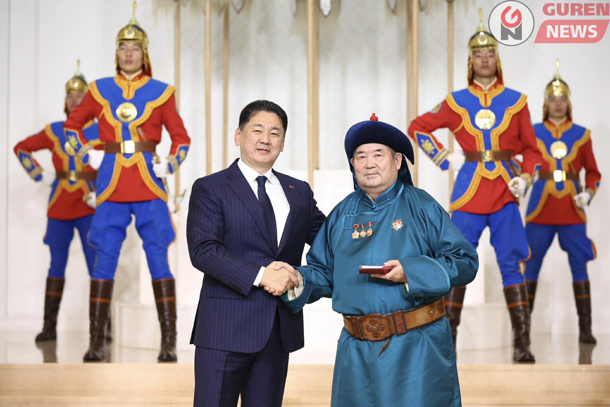 Ардын багш Сэндэнжавын Дуламд Хөдөлмөрийн баатар цол хүртээлээ