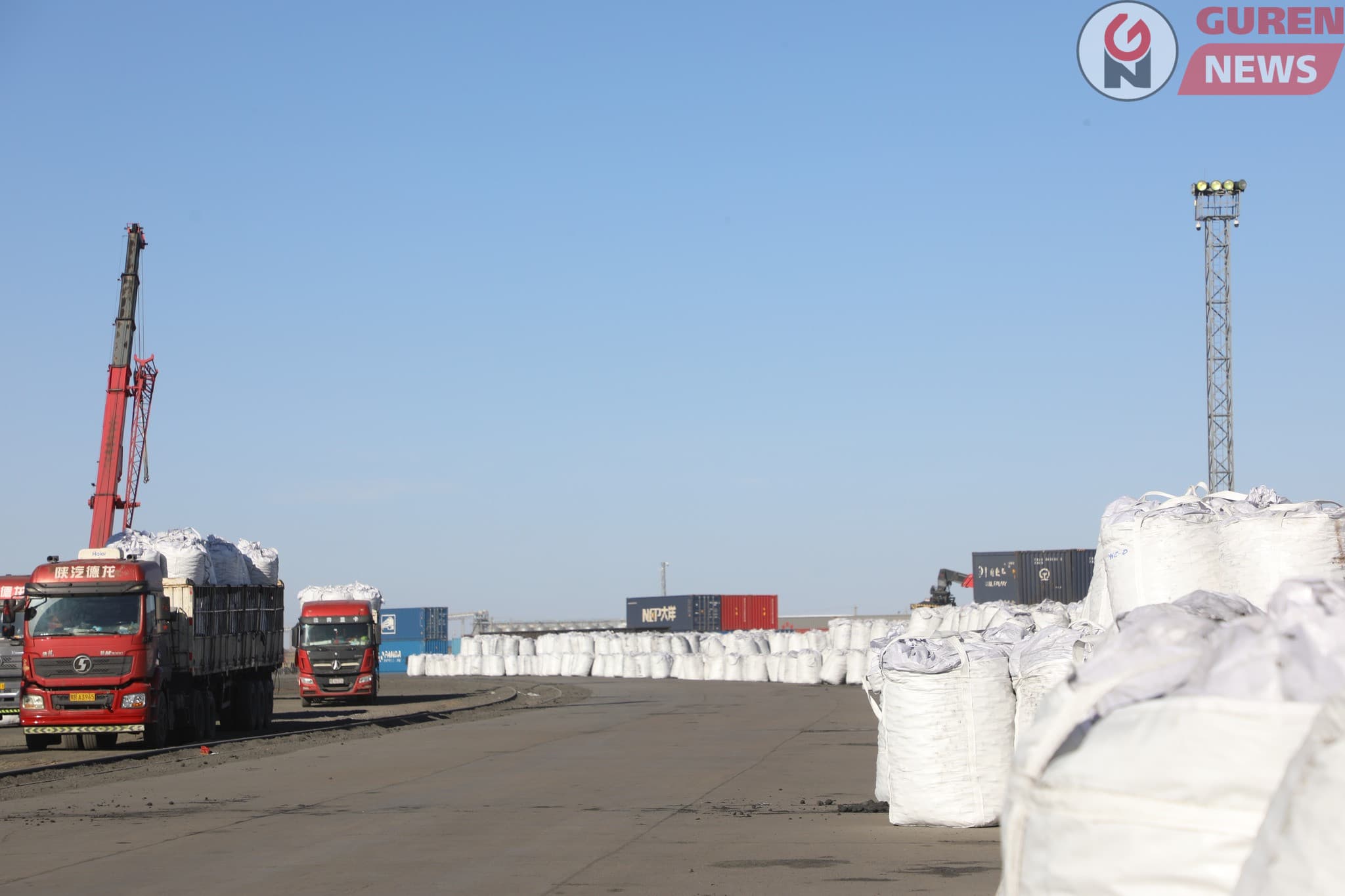 Эрээн хотын гаалийн талбайд 8000 тонн хагас коксон түлш нөөцлөөд байна