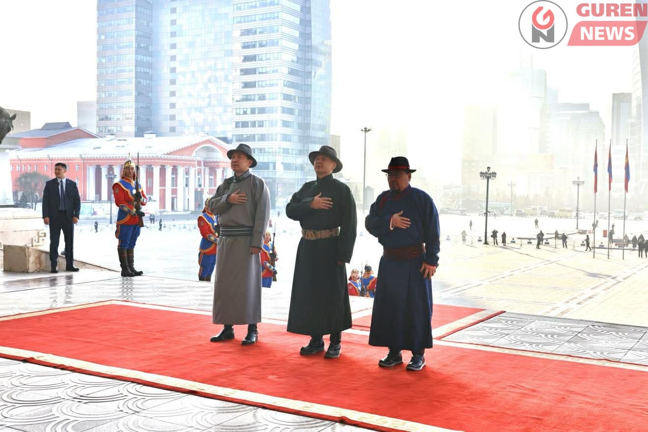 Эзэн Богд Чингис хааны хөшөөнд хүндэтгэл үзүүллээ