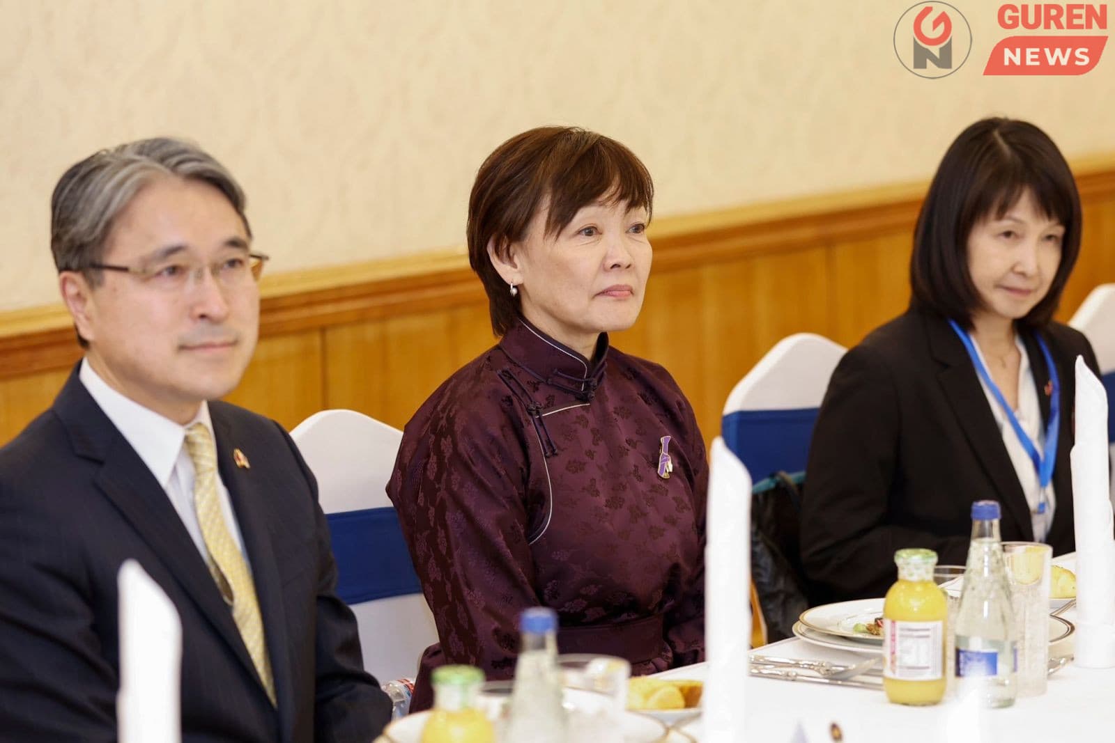 Монгол дээлтэй, Монголд ээлтэй Акиэ