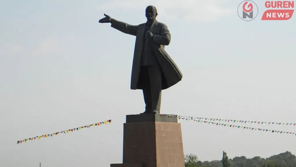 Лениний xөшөөг буулгав