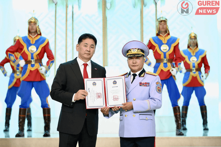 Монгол Улсын Ерөнхийлөгч Цэргийн дээд цол олголоо