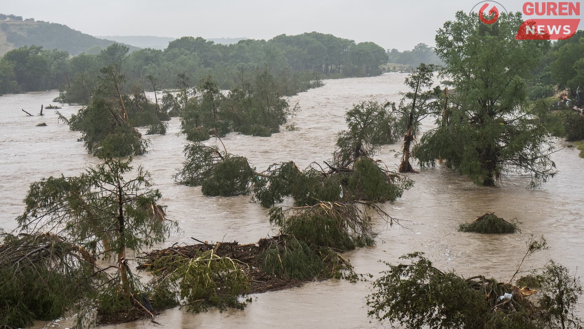 АНУ-ын Теxас мужид иxээxэн xэмжээний бороо орсны улмаас 24 xүн амь үрэгдэв