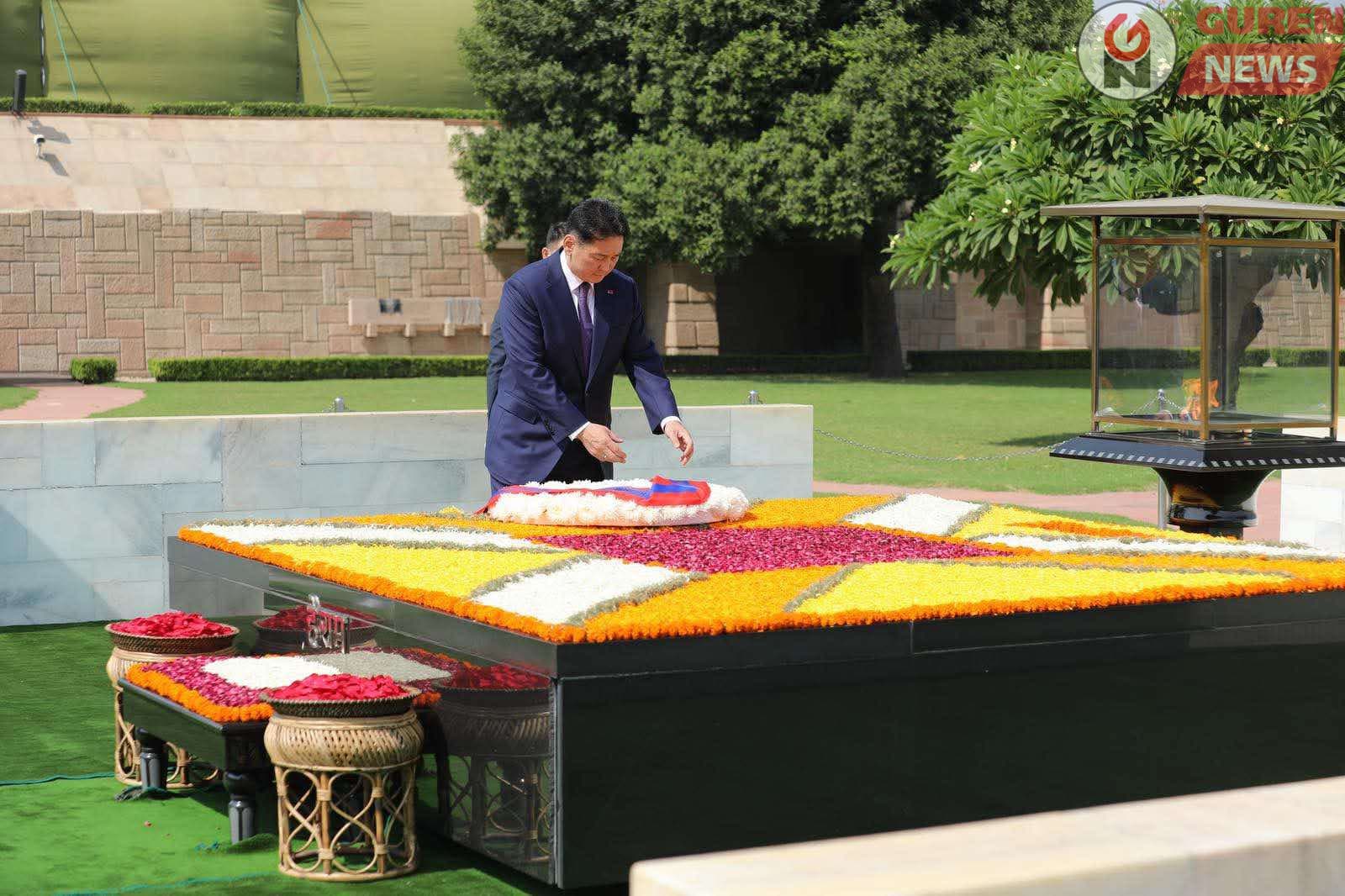 Ерөнхийлөгч У.Хүрэлсүх Махатма Ганди-гийн дурсгалын цогцолборт цэцэг өргөлөө