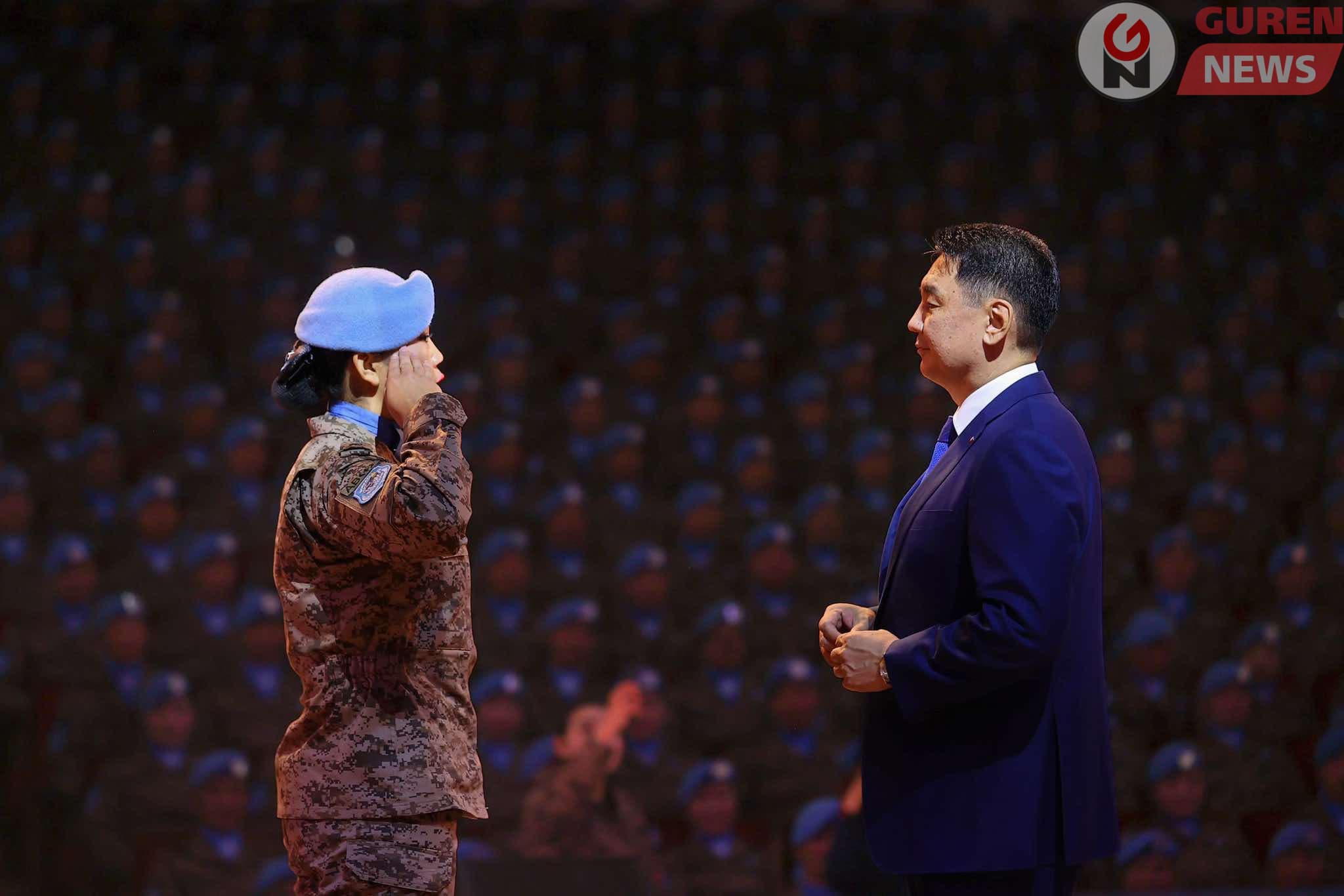 Ерөнхийлөгч У.Хүрэлсүх энхийг сахиулагчдад төрийн одон, медаль гардууллаа